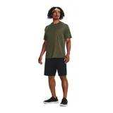 Short deportivo Under Armour Tech WM Graphic, color gris con logo negro en la pierna izquierda.