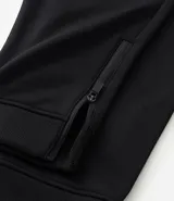 Pantalón deportivo negro de corte slim, con cintura elástica y bolsillos laterales.