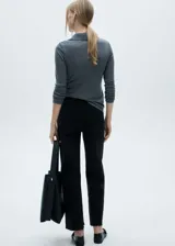 Pantalón culotte de tiro alto color negro, con cierre de cremallera y botón, trabillas, bolsillos traseros, bajo deshilachado y tejido elástico.