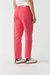 Pantalón de gabardina color coral, de tiro alto, con bolsillos y presillas para cinturón.