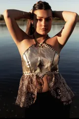 Top halter de cuero dorado con apliques de tela bordada en rosa viejo.