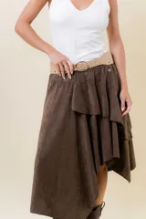 Pollera corta asimétrica de gamuza color marrón, con volados superpuestos y cintura elastizada. Incluye short interno.