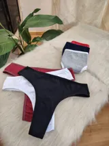 Pack de tres bombachas vedetinas de algodón en colores surtidos: gris, blanco, negro y estampado.