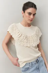 Chaleco color crema de tejido de punto, con cuello redondo y volados de crochet en el frente y la espalda.