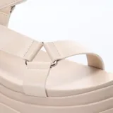 Sandalias Miss Carol modelo Honolulu, color blanco, con plataforma y tiras anchas ajustables con velcro.