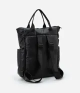 Mochila deportiva grande color negro, confeccionada en material sintético. Posee correa de mano y asas para la espalda, bolsillos funcionales y cierre por cremallera.