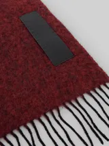 Bufanda color bordó, suave y cálida, ideal para abrigo durante el invierno.