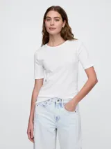 Remera blanca de algodón con cuello redondo y mangas cortas.