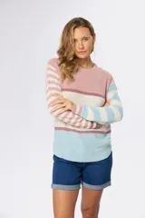 Buzo de tejido fino con rayas horizontales en tonos rosa, blanco y celeste, confeccionado en algodón.