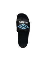 Ojotas negras marca Umbro, con logo blanco en la tira superior.