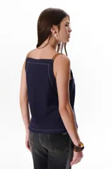 Musculosa color azul con breteles finos de cuero marrón y escote en V.