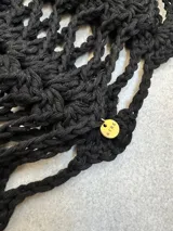 Casquete de crochet color rojo, con diseño de malla y confeccionado en hilo de algodón.