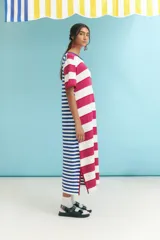 Vestido largo de algodón con rayas horizontales rosas y blancas, cuello redondo con ribete azul y aberturas laterales.