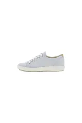 Zapatillas deportivas de mujer Ecco modelo Soft 7, color celeste pálido (Air Powder), con cordones blancos y suela blanca gruesa. Presentan un diseño minimalista y anatómico, con pequeño detalle de marca en el lateral.