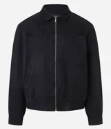 Campera marrón con cierre frontal, cuello inglés, bolsillos laterales y bajo con elástico. Presenta detalles de recortes en la parte superior. Marca Marfinno.