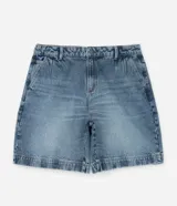 Bermuda de jeans celeste con cintura alta, presillas, bolsillos delanteros y traseros.
