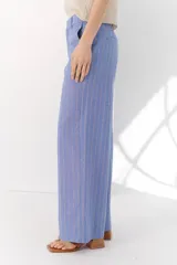 Pantalón de lino a rayas verticales azules y beige, de corte recto y relajado.