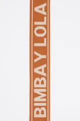 Correa bandolera ajustable de tejido negro con el logo de Bimba y Lola en jacquard. Tiene detalles en piel vacuna negra y herrajes metálicos dorados.