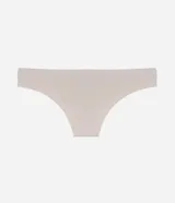 Conjunto de lencería color piel, compuesto por un corpiño tipo top con breteles finos y una bombacha tipo bikini.