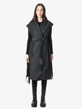 Chaleco largo gris con cuello solapa, sin mangas y cinturón de lazo negro.