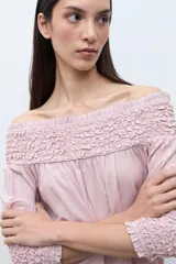Blusa rosa claro de manga larga con escote Bardot fruncido y elástico en puños.