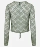 Blusa verde de encaje floral transparente, con escote en V y lazos delanteros.