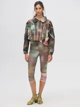 Calza 3/4 de lycra con estampado abstracto en tonos marrones, verdes y rosados.