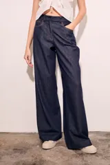 Pantalón jean azul oscuro de corte wide leg y tiro medio.