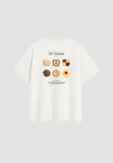 Remera blanca de manga corta con estampa de galletas en la espalda y logo de la marca en el frente.