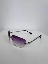 Lentes de sol con protección UV400 y patillas metálicas. Incluye estuche.