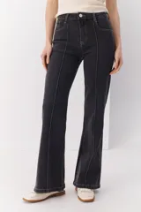 Jean gris de corte recto con costuras contrastantes y diseño clásico.