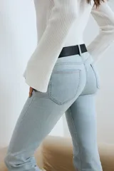Pantalón de jean celeste de tiro bajo, corte ajustado en la cadera y acampanado desde la rodilla.
