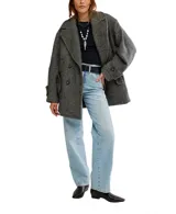 Abrigo tipo peacoat de corte oversize y silueta cuadrada, confeccionado en mezcla de lana con patrón de espiga en tonos negro y gris. Presenta cuello de solapa, cierre frontal de doble botonadura y mangas largas.