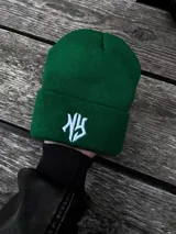 Gorro de lana verde con logo bordado en blanco.
