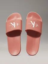 Ojotas color salmón con logo Calvin Klein Jeans en blanco.