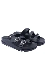 Sandalias plateadas con tres tiras horizontales con hebillas metálicas ajustables y suela negra con diseño dentado.