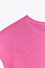 Camiseta negra corta de algodón y modal, con cuello redondo y mangas cortas. Corte slim fit.