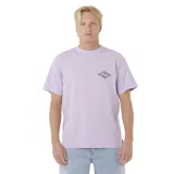 Remera lila de manga corta con cuello redondo y estampado pequeño en el lado izquierdo del pecho.