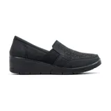 Zapato casual Korium Confort Thia 491 de mujer, color negro, con elásticos laterales, capellada con perforaciones y taco bajo.