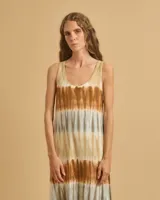 Vestido largo y amplio sin mangas, con cuello redondo y tirantes anchos, con estampado tie-dye en tonos azules.
