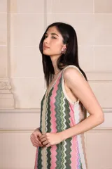 Vestido largo con estampado vertical multicolor, escote en V y espalda baja en V.