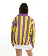 Campera ligera con cierre frontal y bolsillos. Confeccionada en tela de microfibra con diseño a rayas en sublimación.
