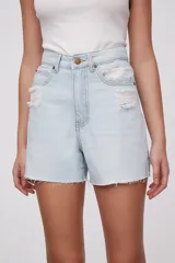 Short de jean azul claro, con detalles desgastados y corte recto.