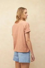 Remera de manga corta de algodón, con diseño simple y cuello redondo.