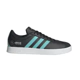 Championes Adidas VL Court Mercedes AMG Petronas F1 Team, color negro con detalles en celeste y blanco. Presentan las tres tiras características de Adidas en los laterales, logo de Mercedes AMG Petronas F1 Team y suela de goma.
