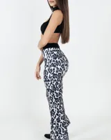 Pantalón alicrado con corte oxford y estampado animal print en tonos blanco, gris y negro.