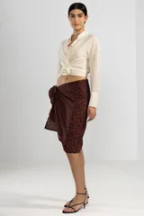 Camisa color crema de manga larga con lazo en la cintura y botones nacarados.