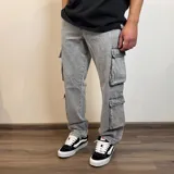 Pantalón jean celeste de corte holgado con múltiples bolsillos tipo cargo.