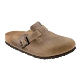 Zueco Boston de Birkenstock, color marrón, con capellada de cuero engrasado, plantilla anatómica de corcho y látex con forro de gamuza, y suela de EVA.