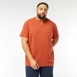Camiseta color ladrillo con cuello henley y manga corta.